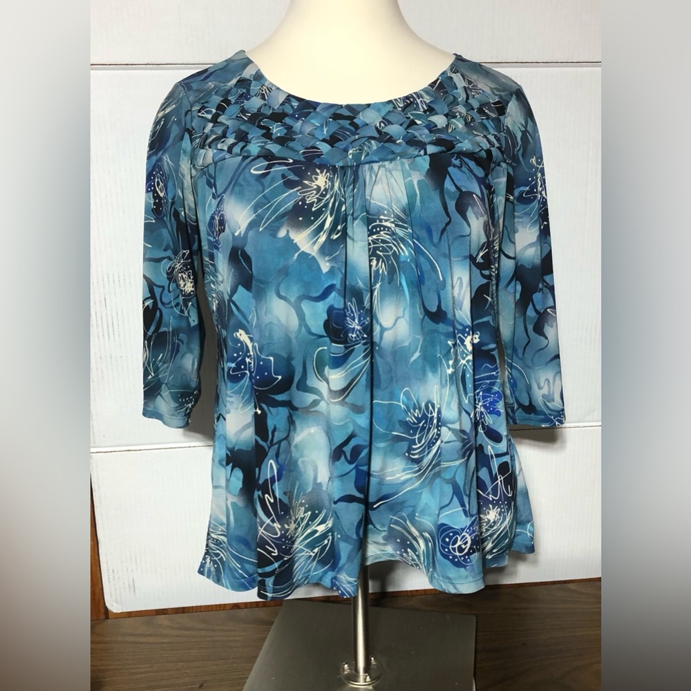 Avenue 22/24 Women’s pullover top in blue 3/4 length sleeves